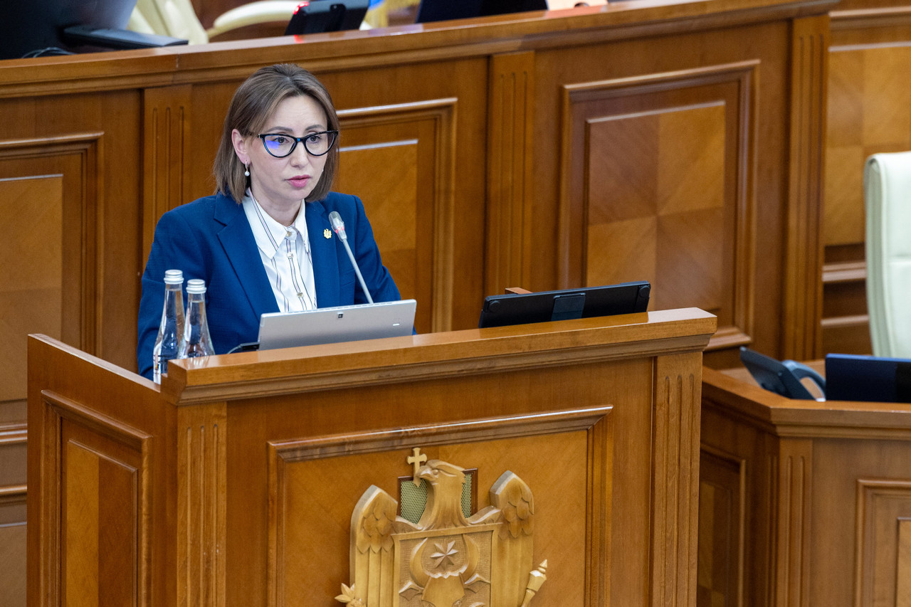 Parlamentul introduce arestul de 15 zile pentru părinții cu datorii la plata pensiei alimentare