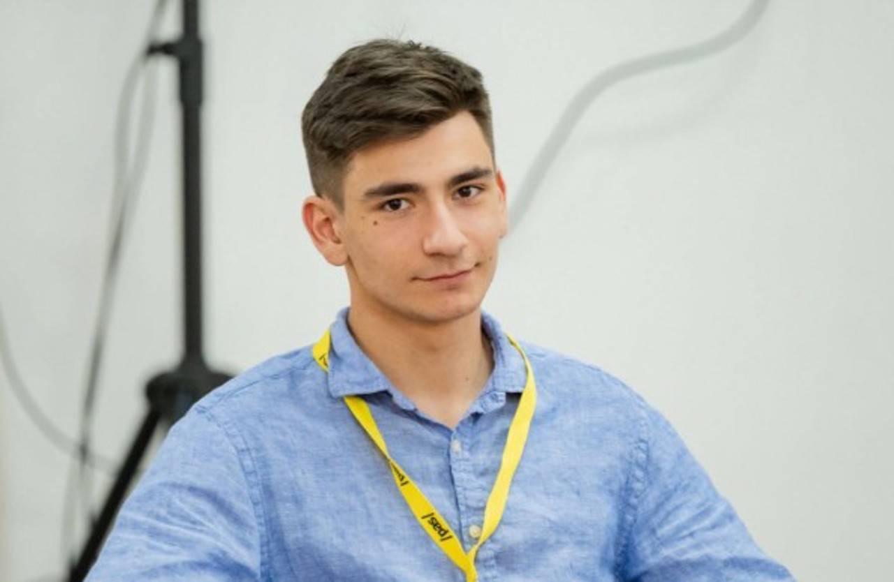 La doar 18 ani, într-un post la Ministerul Culturii, cu un salariu de zeci de mii de lei. Contractul unui tânăr, reziliat