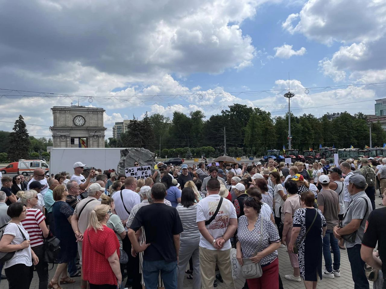 Протест перед зданием правительства: торговцы, работающие по предпринимательскому патенту, недовольны реформой