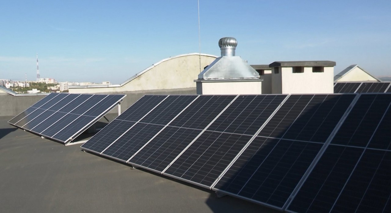 Panouri fotovoltaice pe acoperișul unui bloc din capitală: Locatarii plătesc facturi mai mici și au independență energetică