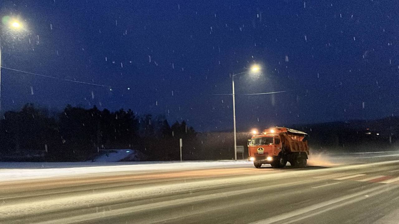 Se circulă în condiții de iarnă în capitală și pe drumurile naționale. Serviciile sunt mobilizate în teren