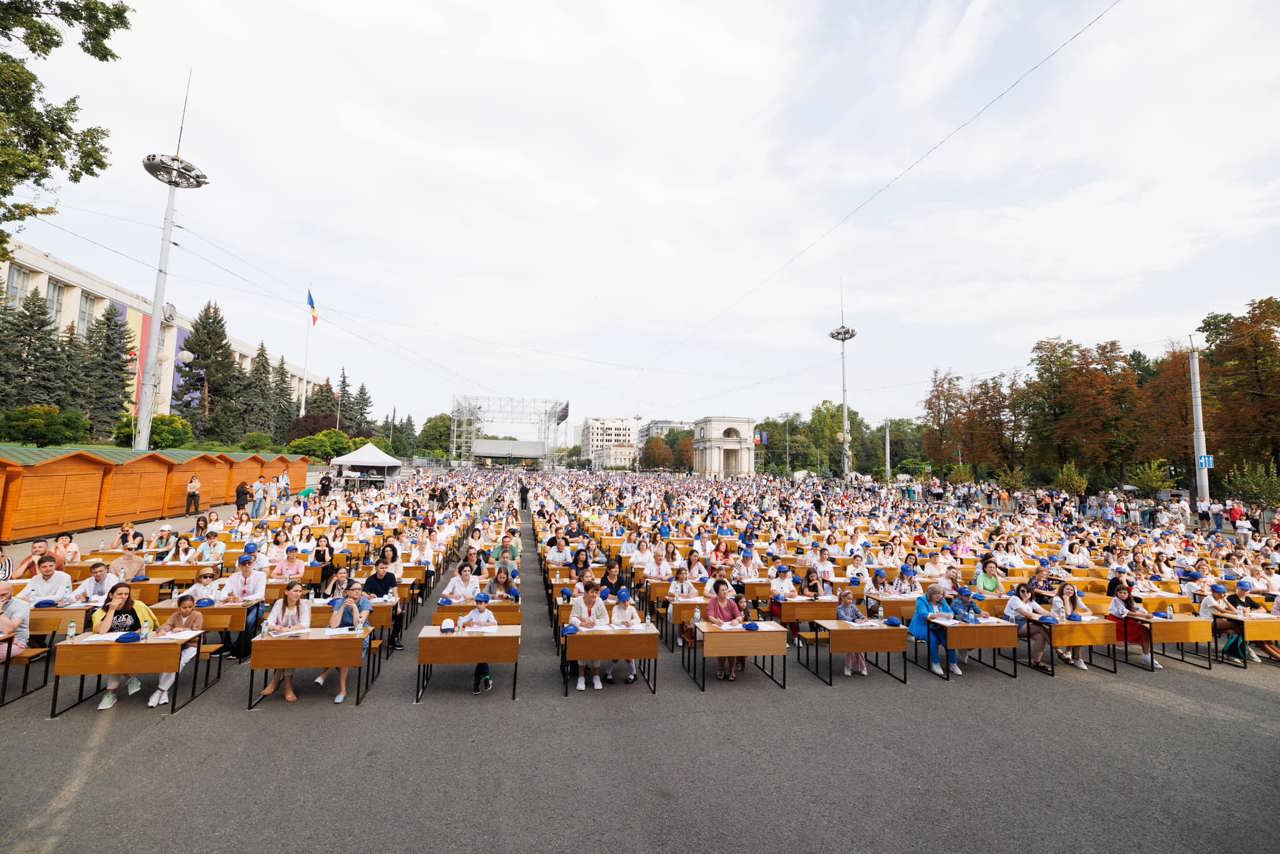 PMAN, transformată „în cea mai mare clasă”, pe 31 august: Doritorii de a participa la Marea Dictare Națională se pot înscrie până pe 24 august