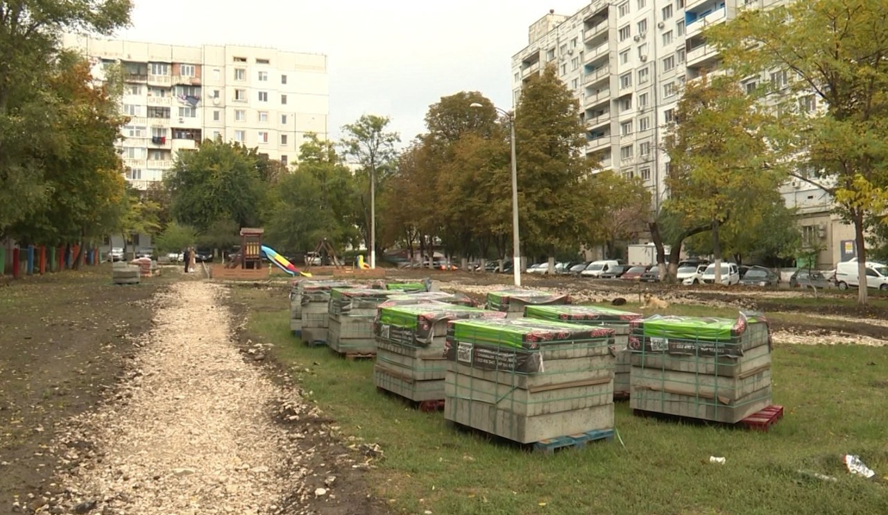 „Cu pași siguri, transformăm R. Moldova”: încă 380 de curți vor fi reparate 