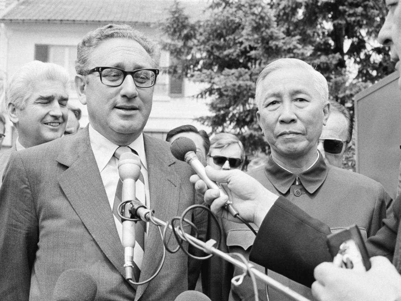 news.rthk.hk/ Henry Kissinger cu Le Duc Tho din Vietnam la discuțiile de pace de la Paris din 1973. Foto: AP