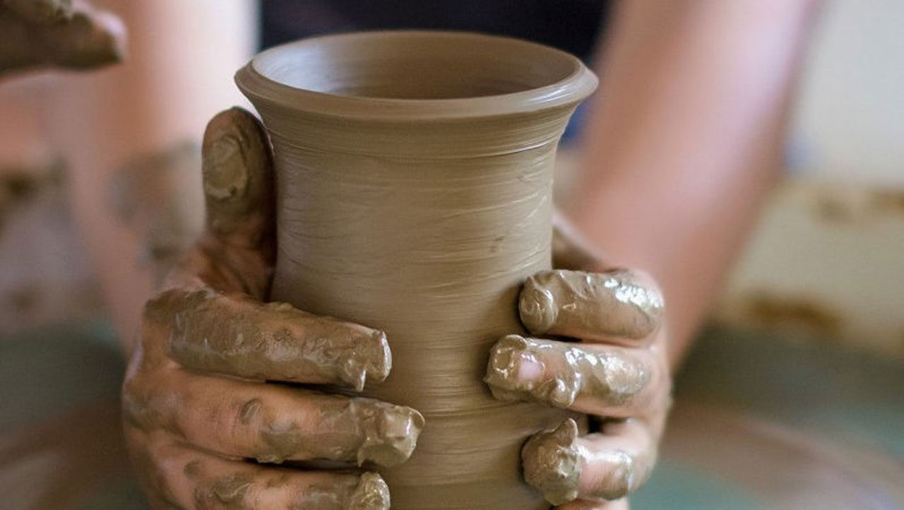 Olăritul, transmis din generație în generație într-o familie din Mirești: „Primii pași i-am făcut pe lut”