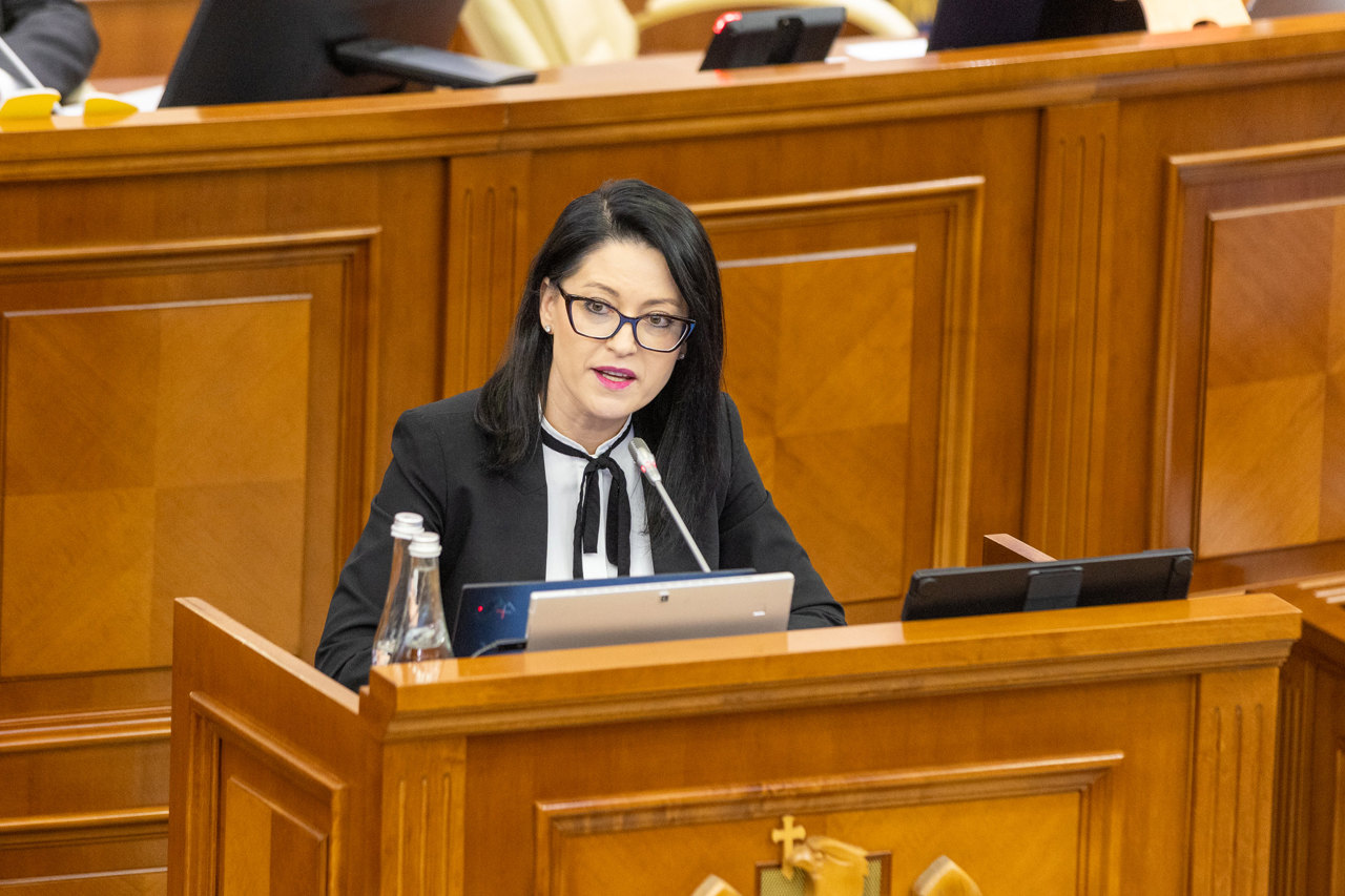 Peste 11 miliarde de lei pentru compensații: Parlamentul respinge moțiunea adresată ministrei Natalia Plugaru