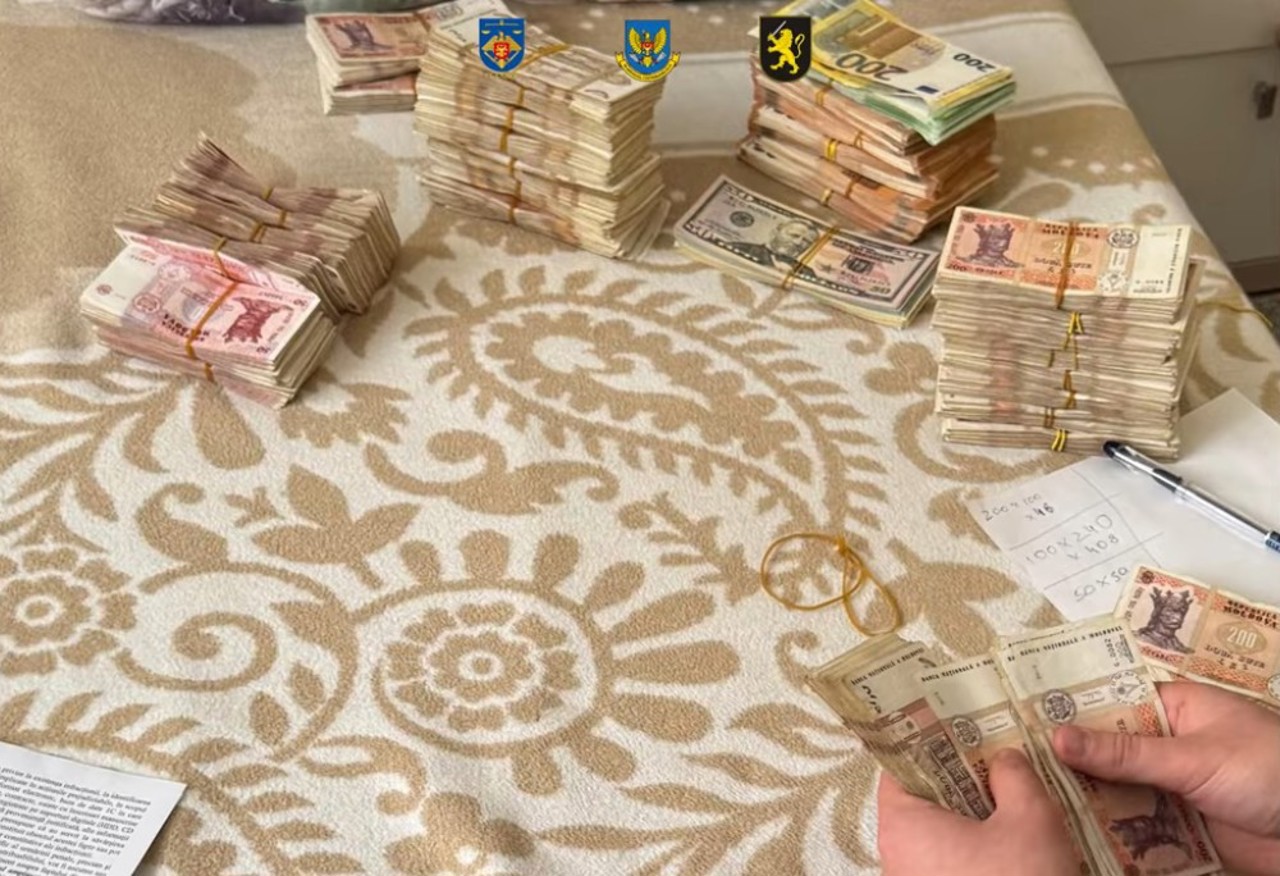 Evaziune fiscală de peste 2 milioane lei, descoperită la patru firme care produc articole din hârtie și carton