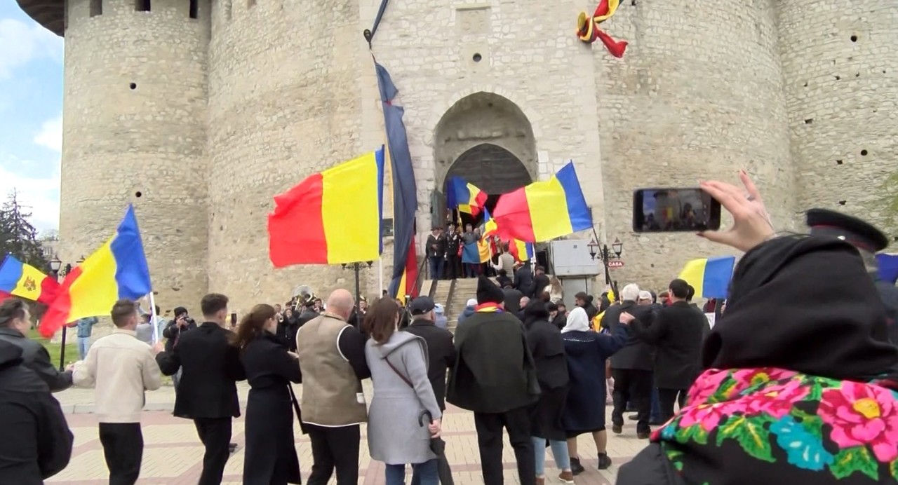 Uniți sub Tricolor | Sute de români de pe ambele maluri ale Prutului s-au reunit la Cetatea Soroca