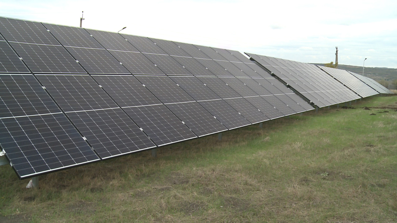 UE investește în energie verde la Mereni: parc fotovoltaic și iluminat public modern