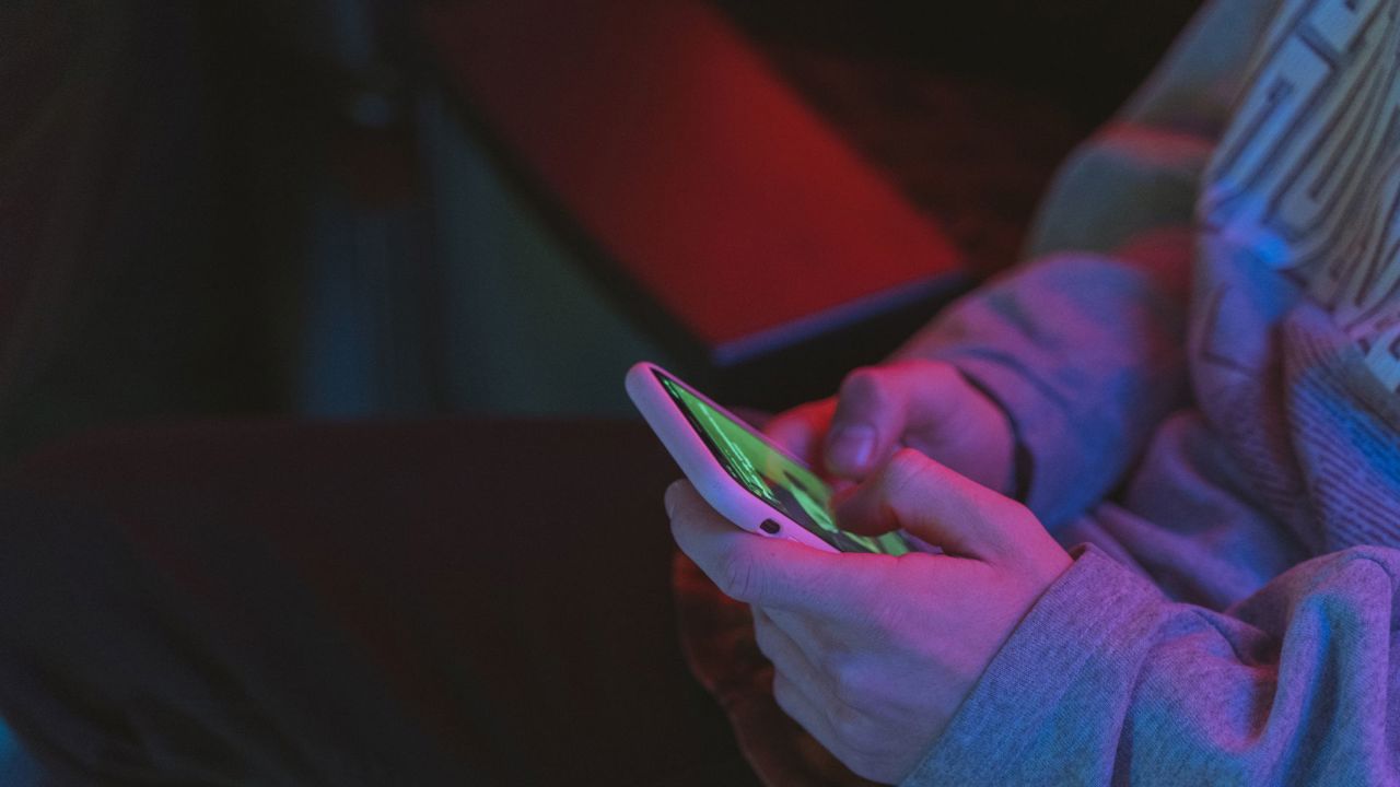 Răzbunare pe Messenger: Un bărbat de 27 de ani riscă pușcărie după ce a distribuit imagini intime cu soția sa