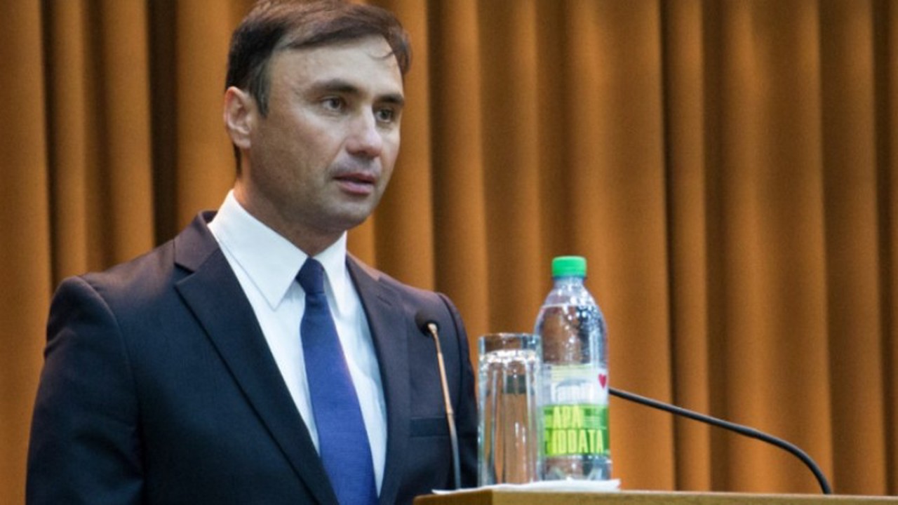 Vitalie Pîrlog, fost oficial INTERPOL, reținut în Emiratele Arabe Unite. Este acuzat că a șters „notificări roșii” în schimbul a milioane de dolari