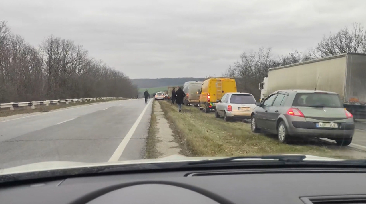 Poleiul a paralizat traficul pe mai multe șosele din țară: accidente și drumuri blocate