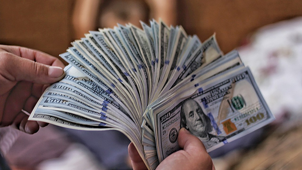 Record în Rusia: Populația a retras peste 15 miliarde de dolari din bănci de teama confiscării banilor