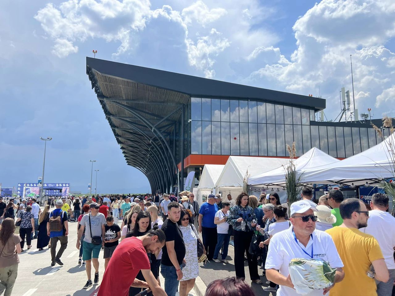 Primul aeroport construit în România în ultimele cinci decenii a fost inaugurat la Brașov