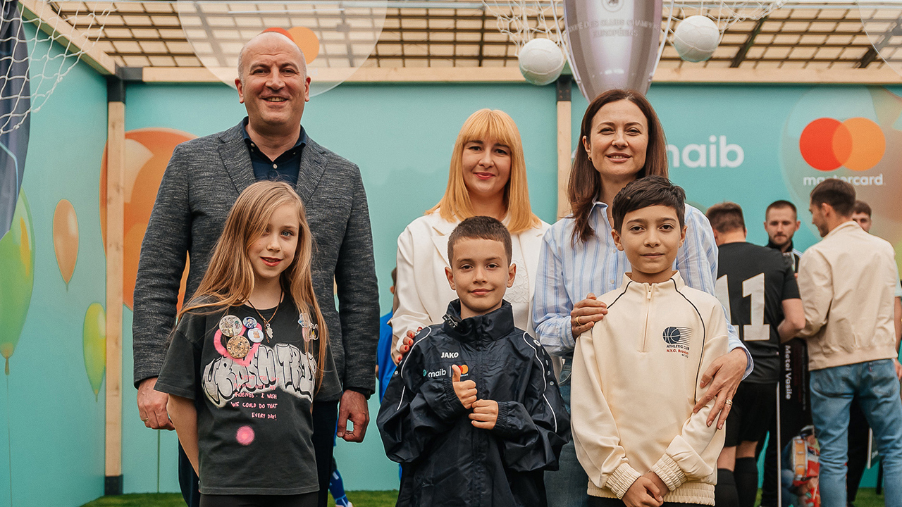 ADVERTORIAL //  Un vis devenit realitate: deținătorul cardului maib junior, Gabriel, va păși pe terenul de fotbal în finala UEFA Champions League 2025