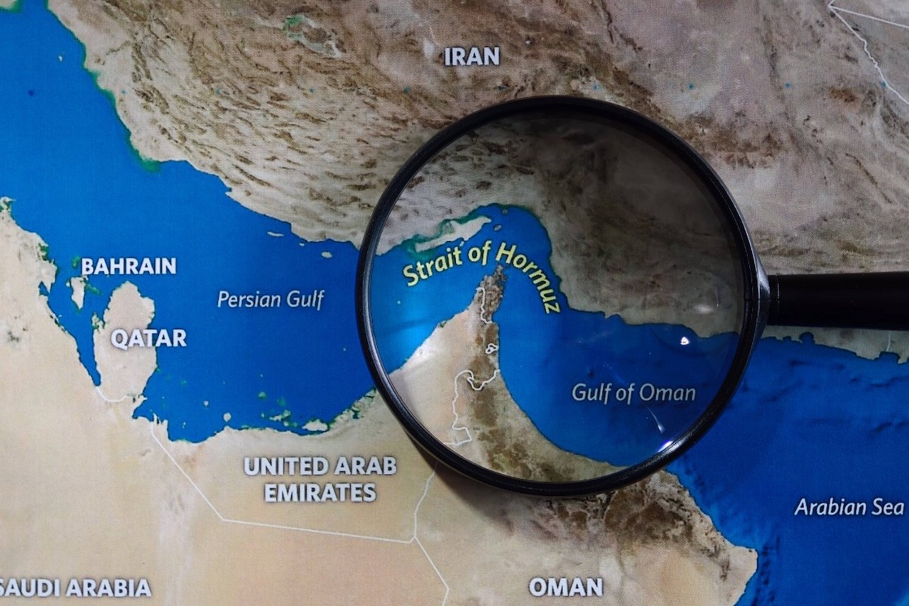 Иран вновь закрыл Ормузский пролив