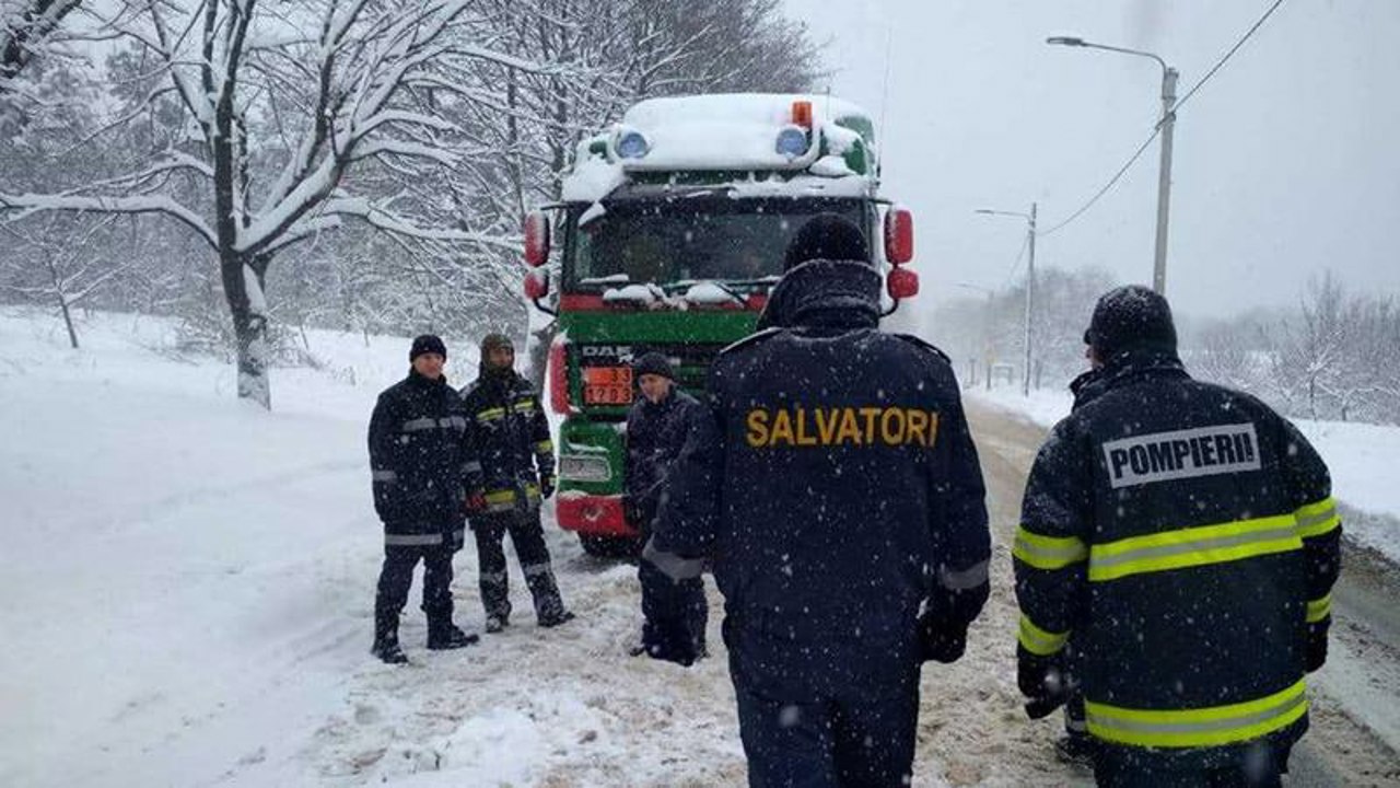 Ambulanță și tiruri, tractate de pompieri și salvatori, după ce au rămas blocate pe trasee din cauza zăpezii