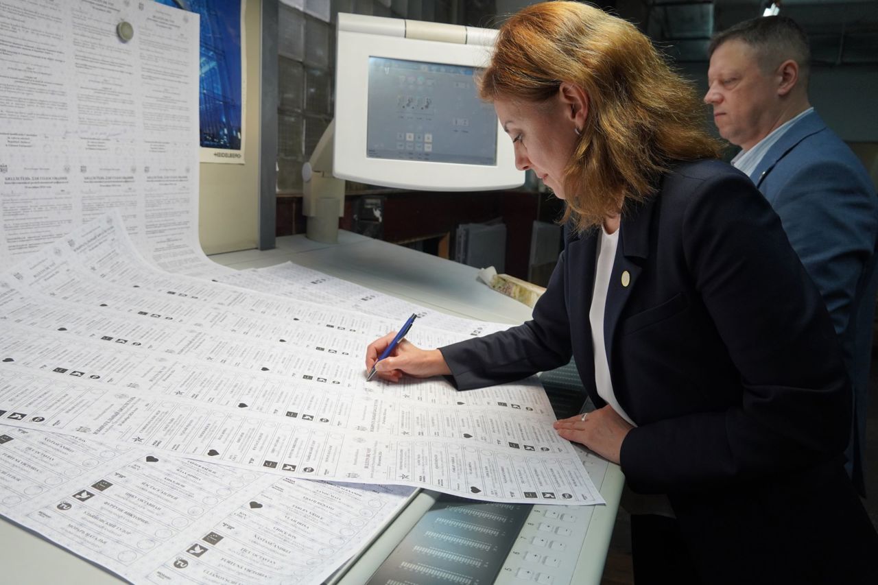 CEC prints 5.6 million ballot papers, in six languages, for polling stations in the Republic of Moldova