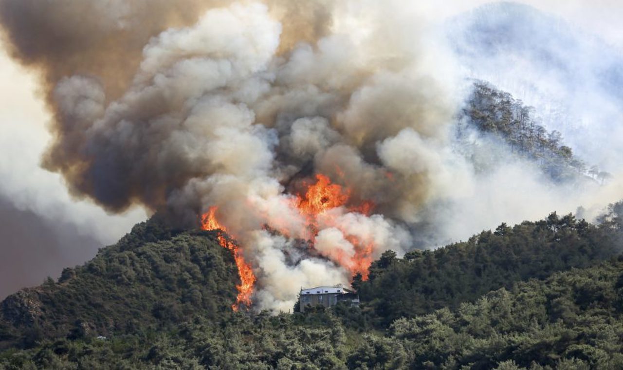 Лесные пожары в Турции: пламя охватило три деревни, их жители эвакуированы