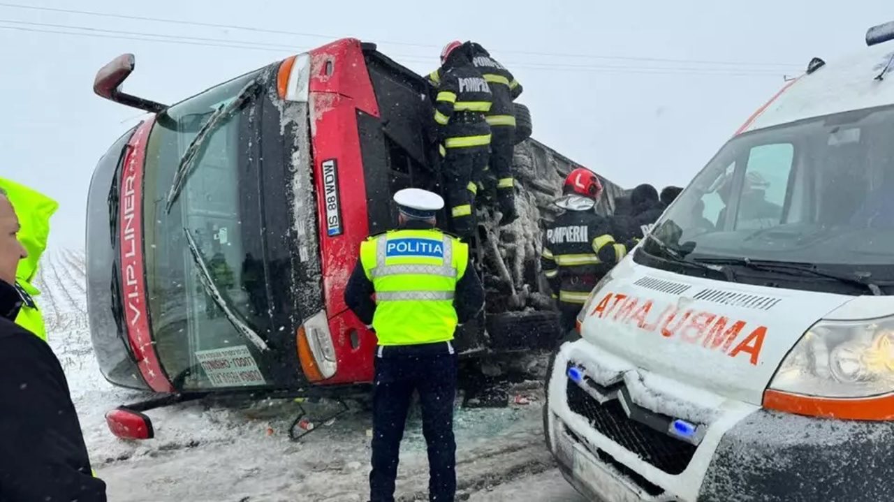 15 persoane au fost rănite după ce un autobuz care se deplasa spre R. Moldova s-a răsturnat în județul Vaslui