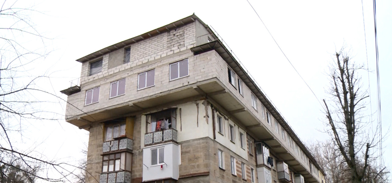 Mansardă cu probleme: locatarii unui bloc de la Botanica reclamă inundații și fisuri  