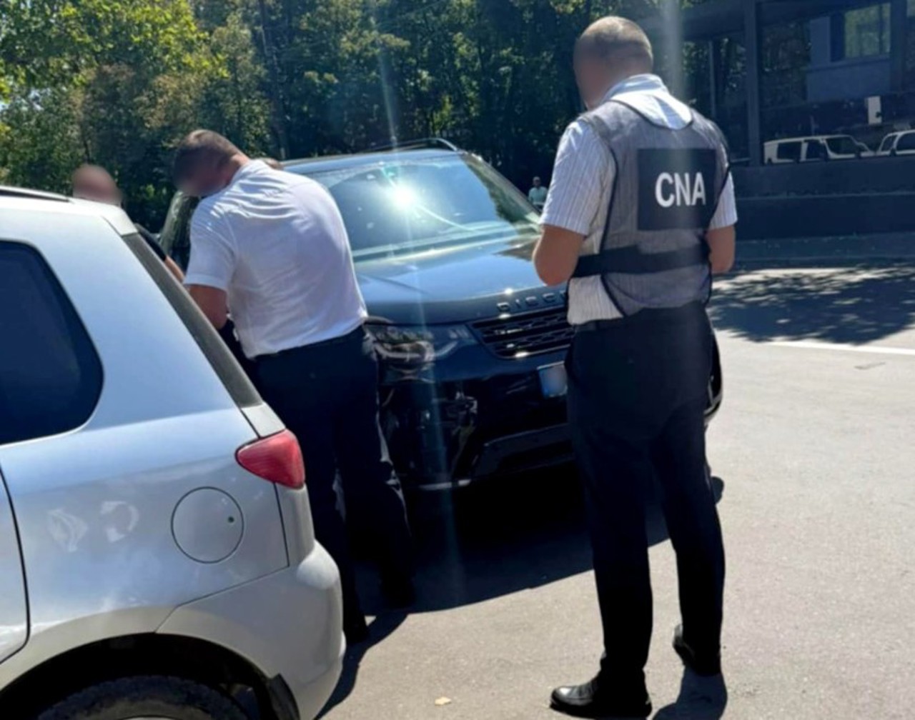 Потребовал 57 тысяч евро за обещание повлиять на судей: в Кишиневе задержан адвокат 