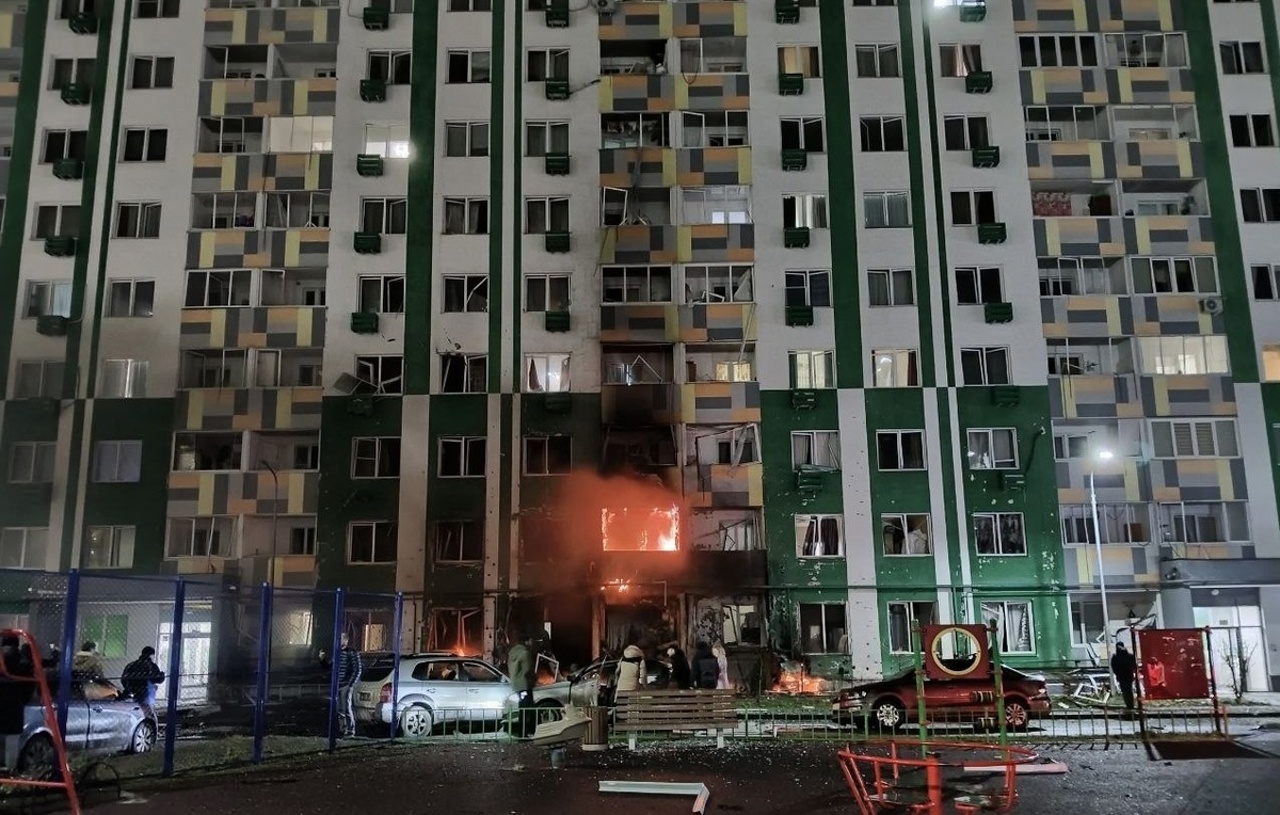 Семь человек пострадали после удара дрона по жилому дому в Твери