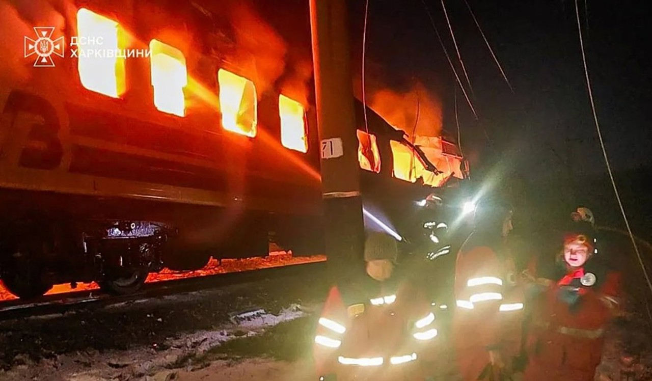 Новая атака на Украину: в Харьковской области под удар попал пассажирский поезд, минимум пять погибших
