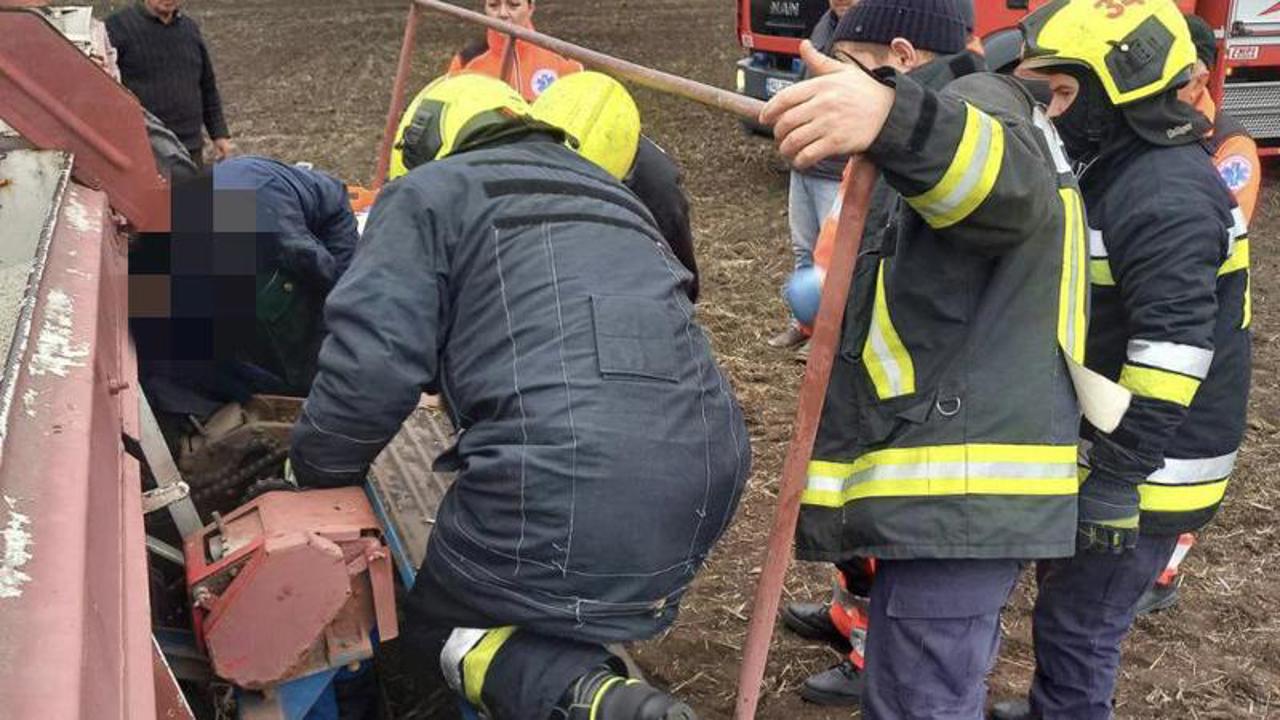 FOTO// Un bărbat din Orhei a fost salvat de angajații IGSU, după ce a rămas blocat în secțiile unei semănătoare agricole