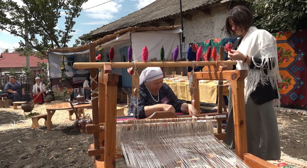Covoare cu suflet și istorie. Festivalul de la Gaidar a reunit meșteri din 20 de localități 