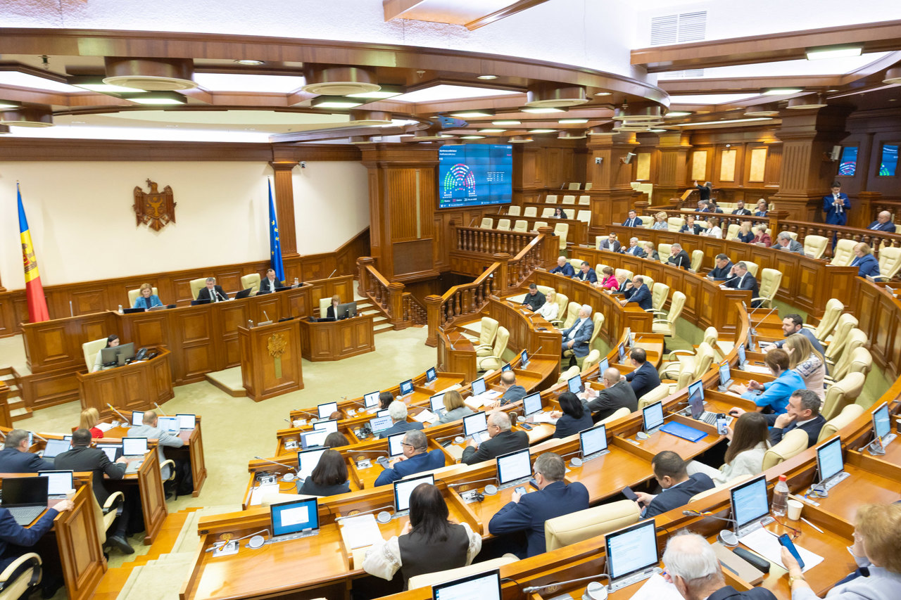 BCS a depus a cincea moțiune de cenzură în ultimele două luni. Expert: Opoziția și guvernarea trebuie să colaboreze pentru soluții reale