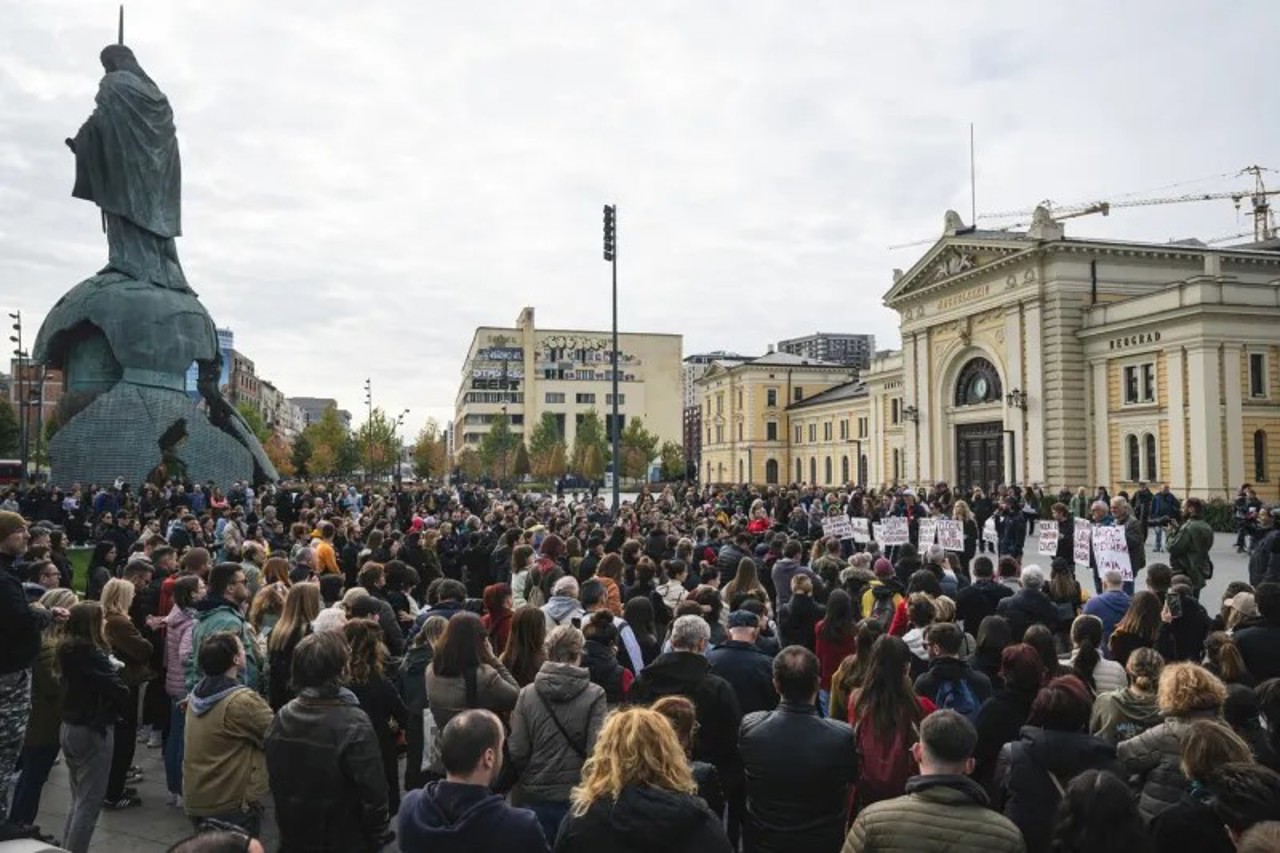 Serbia: Mii de persoane au protestat după tragedia din gară, în urma căreia 14 persoane și-au pierdut viața