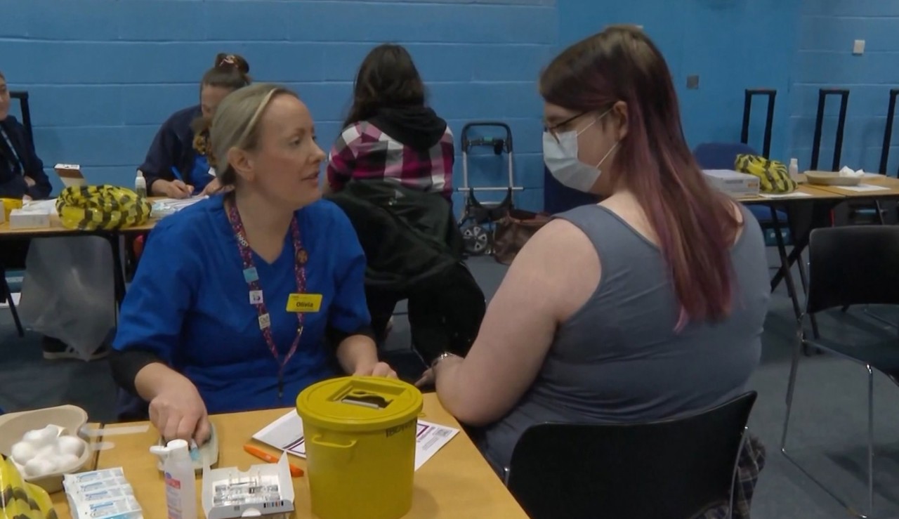 Focar de meningită în Marea Britanie: Sute de oameni stau în rând ore în șir pentru a se vaccina 