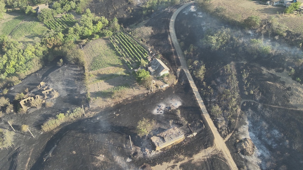 Zeci de incendii de vegetație, înregistrate în ultimele 24 de ore. Cinci case au fost mistuite de foc în raionul Ștefan Vodă