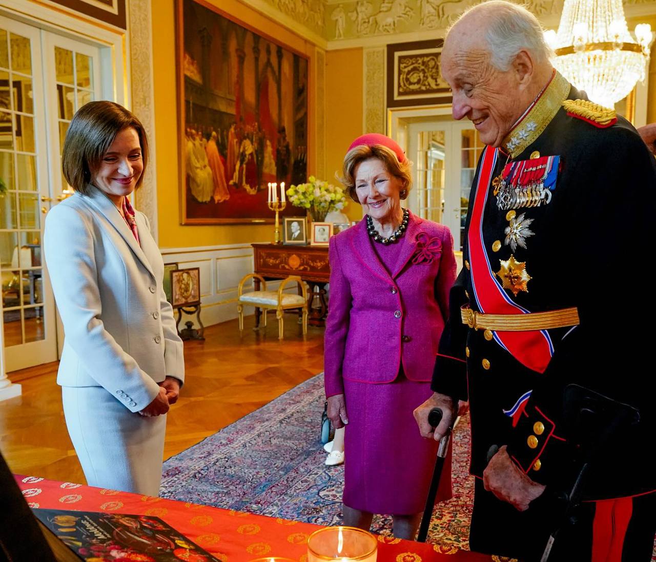 FOTO // Maia Sandu a fost primită la Palatul Regal de la Oslo de către Majestățile Lor - Regele Harald și Regina Sonja