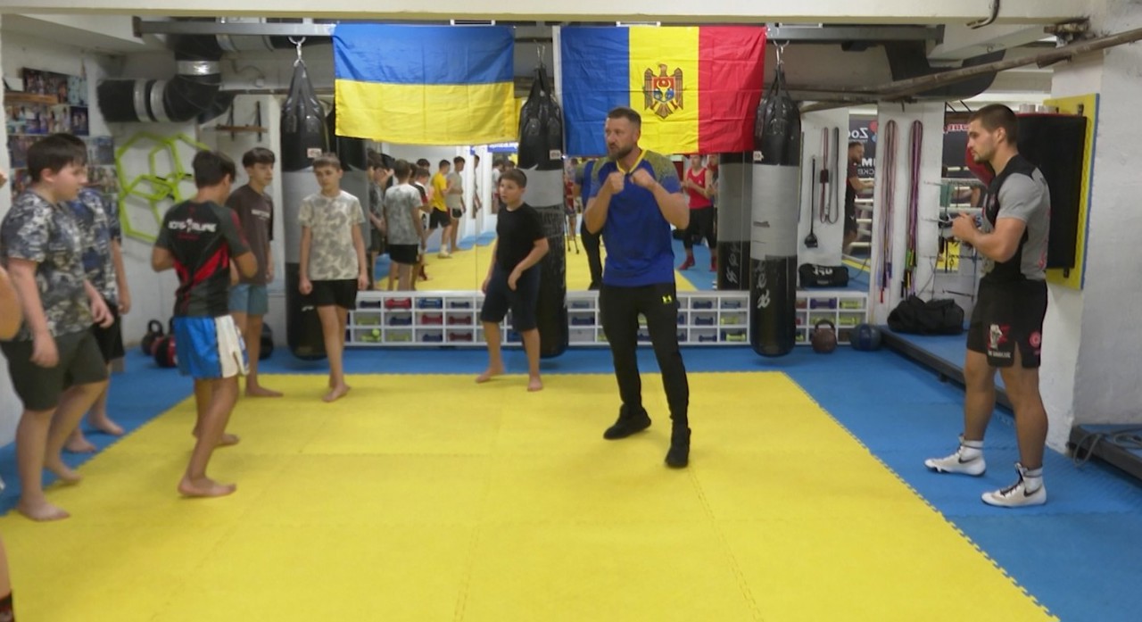 Un antrenor ucrainean pe care războiul l-a alungat din Donețk antrenează gratuit copii în nordul R. Moldova  