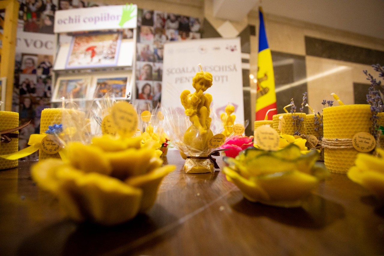 „Frumosul în ochii copiilor”: Expoziție caritabilă, inaugurată la Parlament