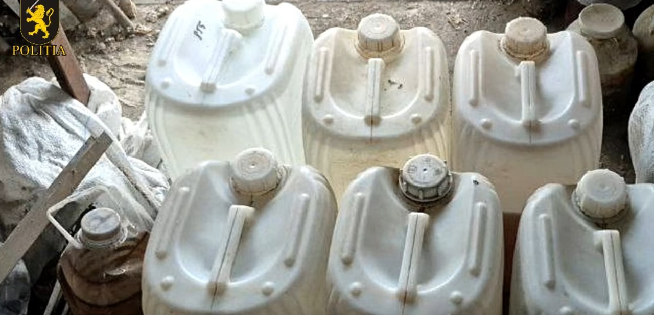 Rețea de comercializare a alcoolului contrafăcut, destructurată de polițiști: cinci persoane vizate în dosar