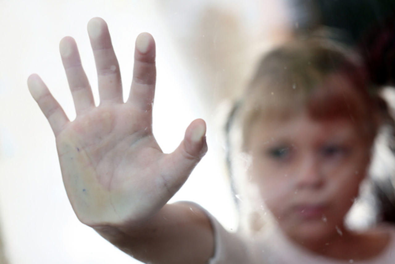 Un ex-director de școală auxiliară, condamnat la închisoare pentru că a abuzat fizic elevii, umilindu-i