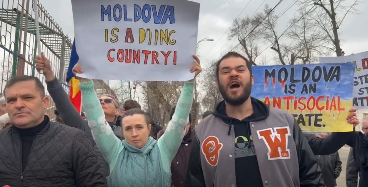 Protest la Palatul Republicii, în timpul conferinței Carta Socială Europeană. Poliția anunță sancțiuni pentru participare remunerată