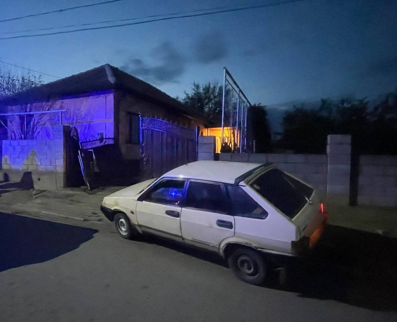 Accident fatal la Comrat: Un bărbat de 72 de ani a decedat, după ce poarta gospodăriei s-a prăbușit peste el