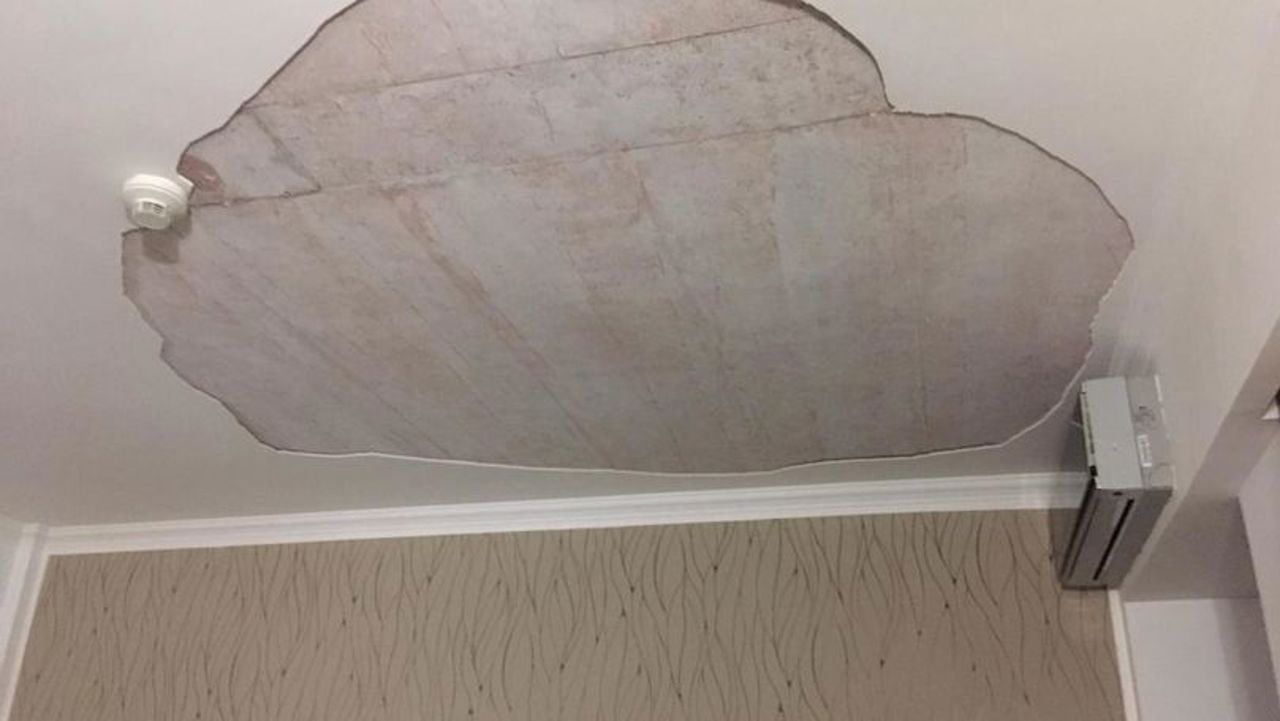 Инцидент в столичном общежитии: С потолка в комнате упала штукатурка. Студент пострадал