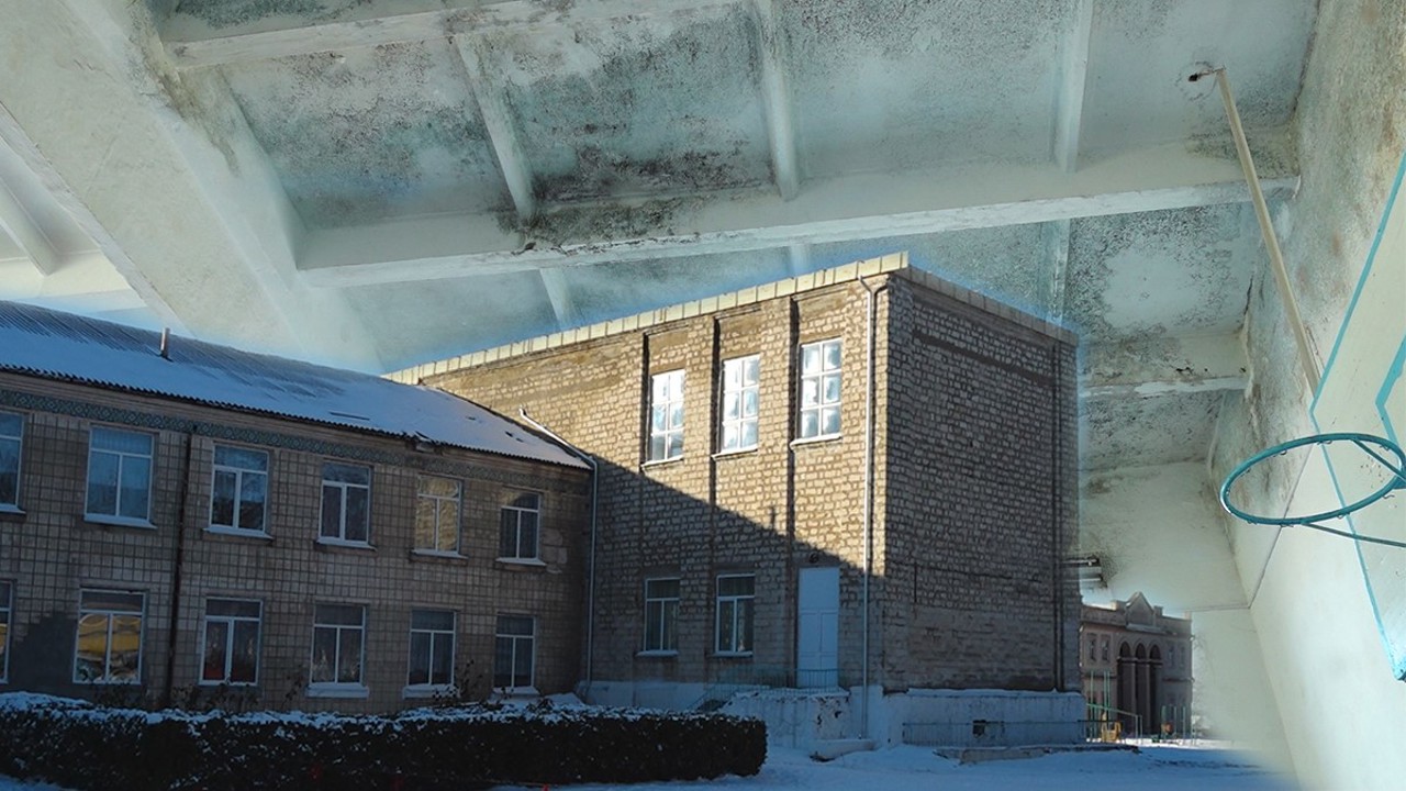 Elevii gimnaziului din satul Gașpar, raionul Edineț, stau cu acoperișul stricat de o furtună din vara trecută