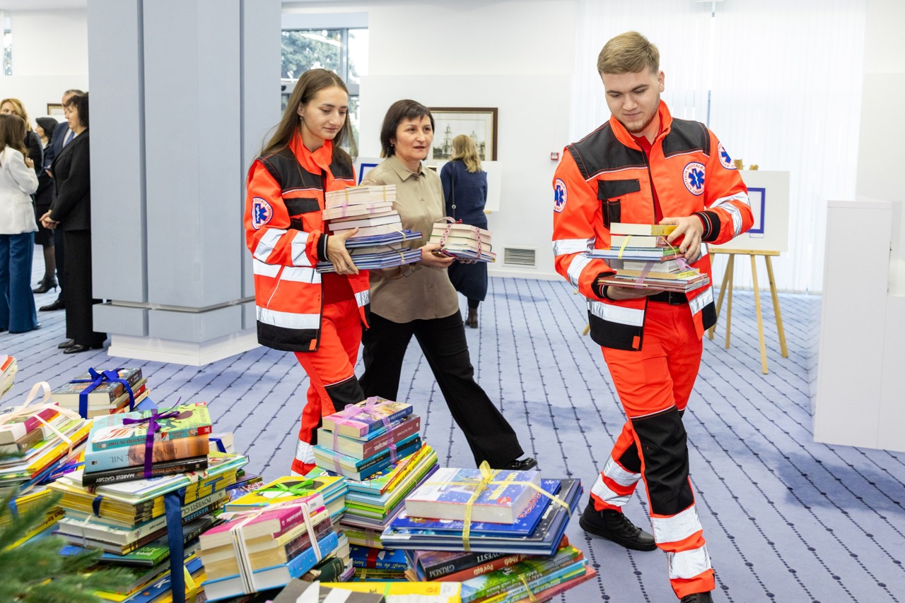 „Biblioteca de sub brad”, ediția a patra: Unde vor ajunge cele circa 8.000 de cărți colectate de Guvern