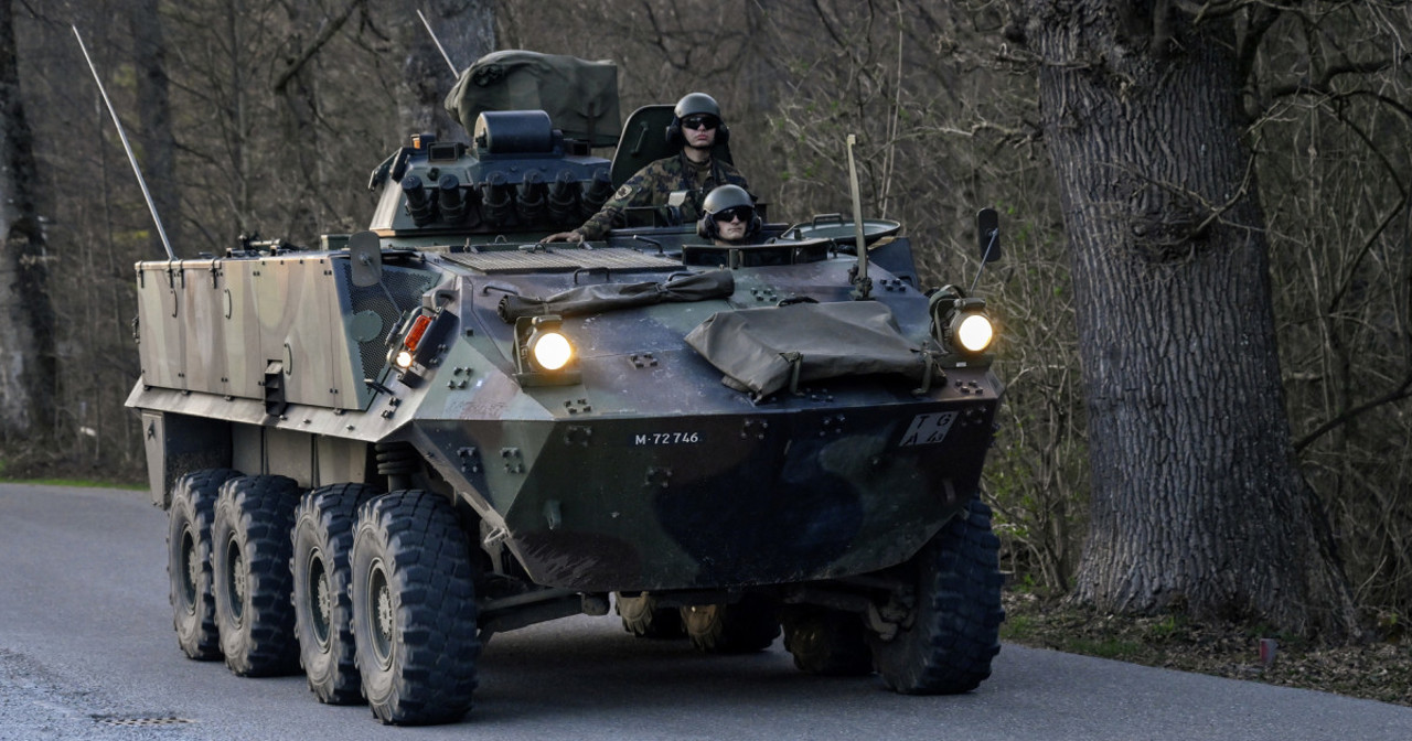 Бронемашины "Пиранья" и военная техника на дорогах страны: Миротворцы Национальной армии начинают обучение