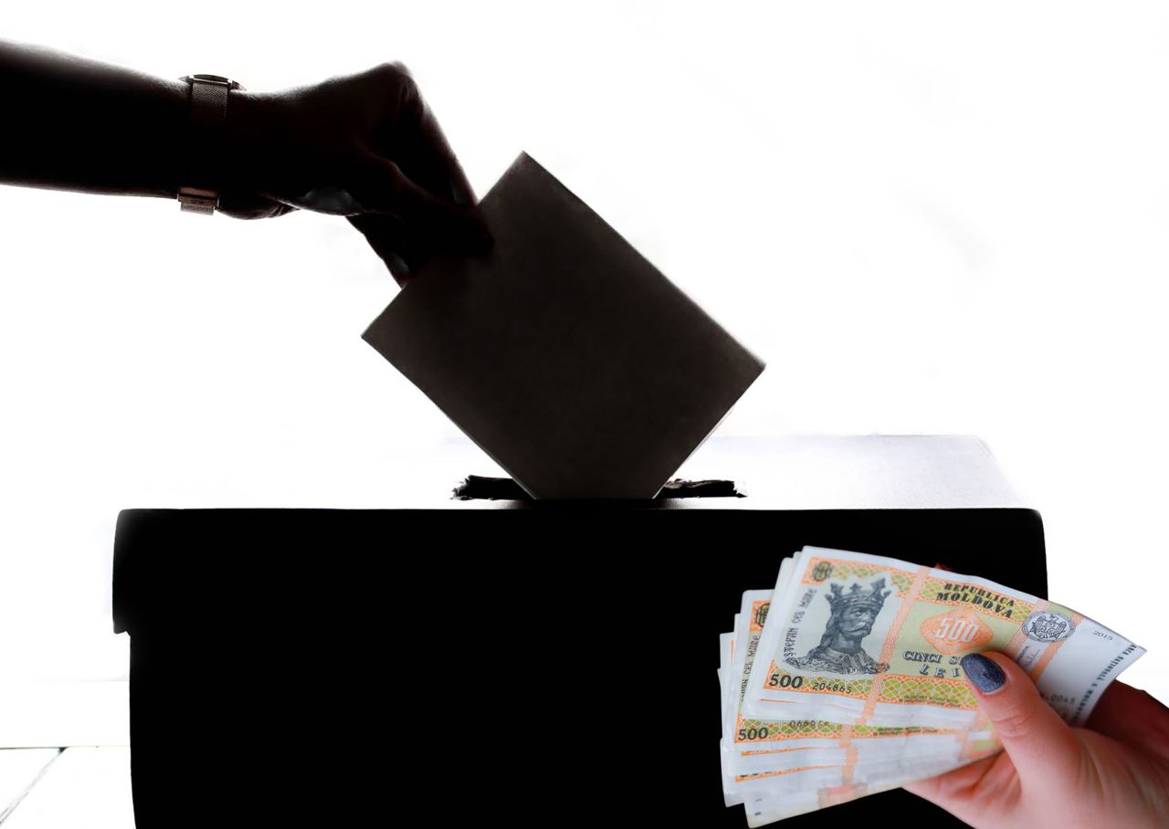 Десятки обысков и миллионы леев на счетах: полиция раскрыла схемы для подкупа избирателей через приложение Taito 