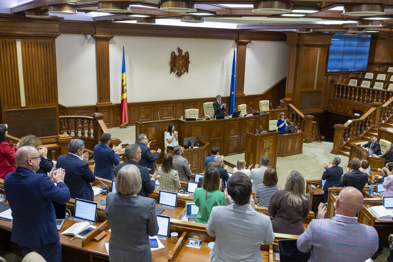 Curajul ucrainenilor, aplaudat în Parlamentul de la Chișinău. „Vom fi alături până când Ucraina va învinge”
