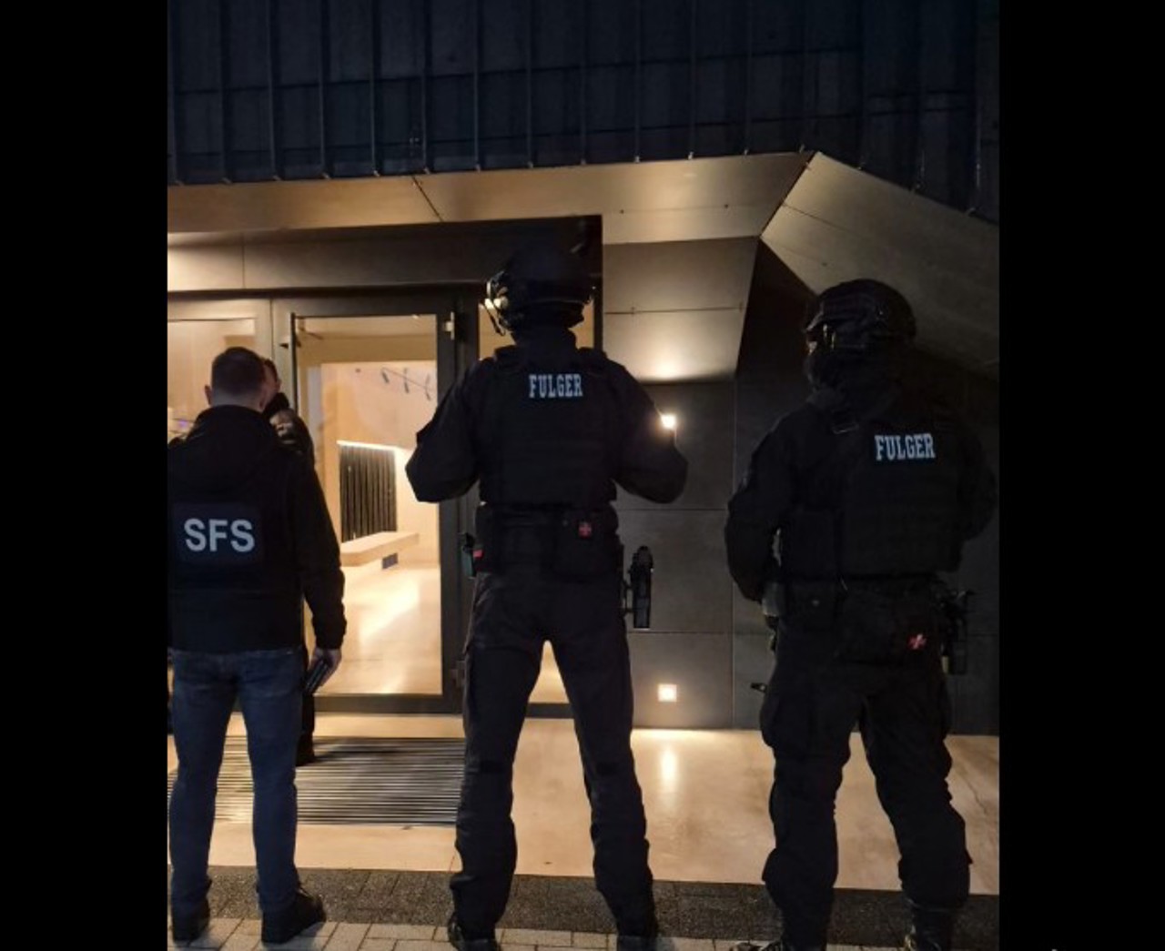 Escrocherie cu apartamente de peste 25 de milioane de lei: Șase persoane, reținute 