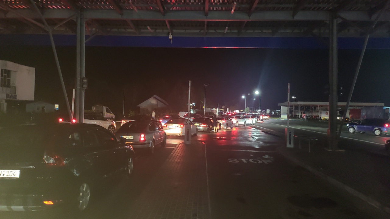 Cozi infernale la vămile Sculeni și Leușeni pe sensul de ieșire din Republica Moldova
