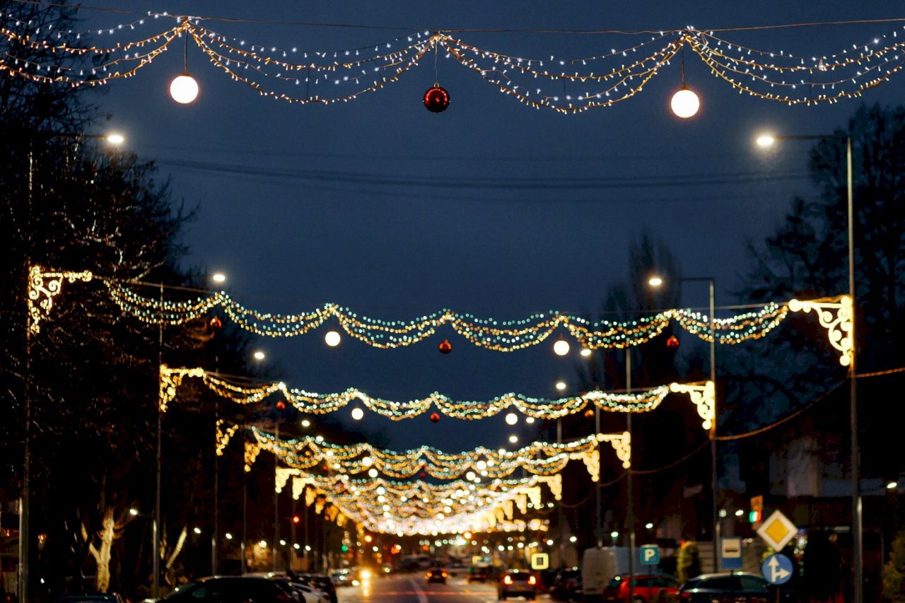 В столице начинают собирать зимние украшения